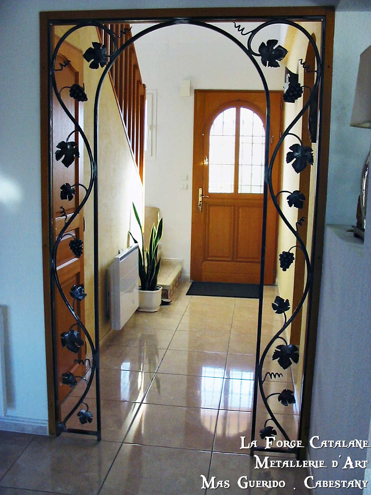 grille encadrement de porte ouverture vegetal feuilles vignes sarment fer Forge Catalane Cabestany 2.jpg